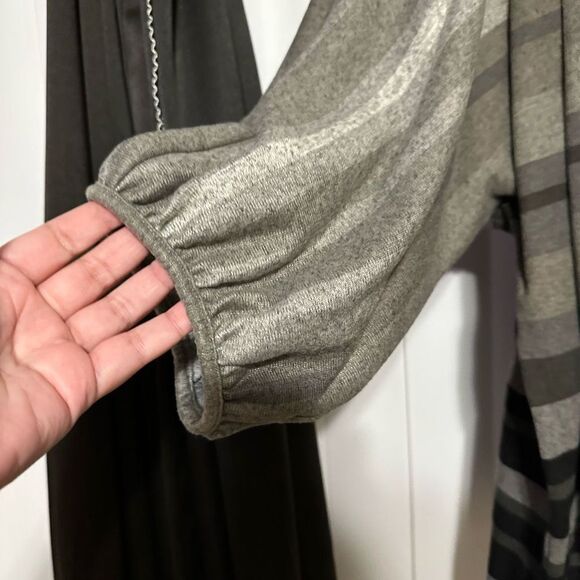 The Muses Lounge gray blouse with bat wings sleeves - Picture 4 of 5